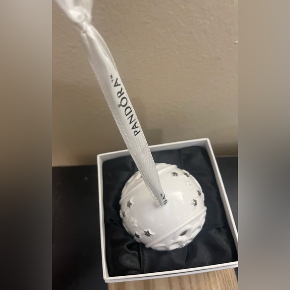 Pandora White & Silver Christmas Porcelain Ball Ornament 2011 Floral Stars - Picture 7 of 7